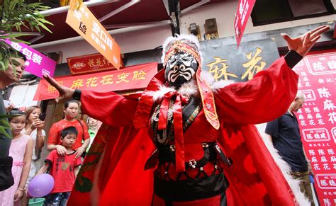 The 70-year-old Fan Club Brings a Private Sichuan Opera Troupe Back to ...