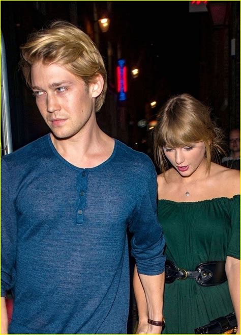 Taylor Swift & BF Joe Alwyn Look So Cute Together While on a Dinner ...