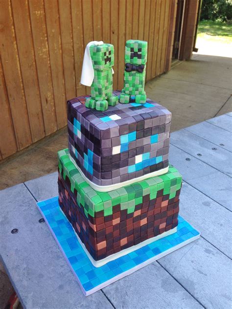 Minecraft wedding cake with Creeper bride and groom toppers | Brides cake, Wedding cakes ...