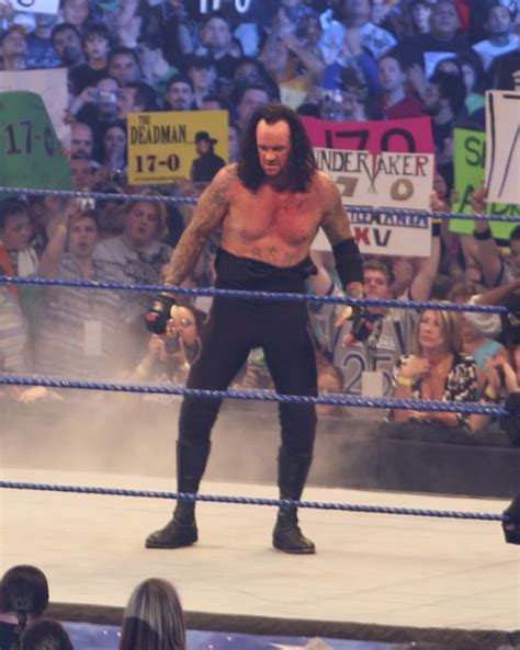 File:Undertaker at Wrestlemania 25 cropped.jpg - Wikimedia Commons