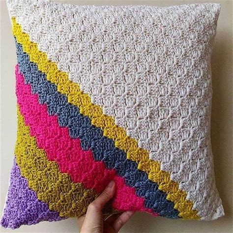 18 Beautiful Free Crochet Pillow & Cushion Patterns