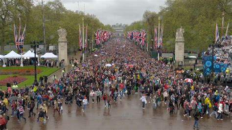 King's coronation: Public sprint for spot in front of Buckingham Palace to see balcony ...