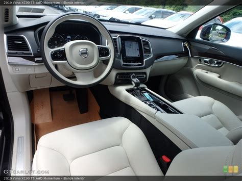 Blonde Interior Photo for the 2019 Volvo XC90 T5 AWD Momentum ...