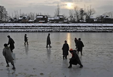 Stunning visuals of snowfall in Kashmir - Indiatimes.com