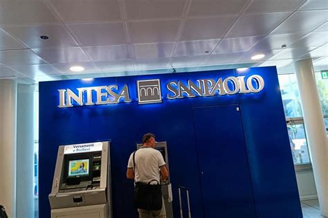 Intesa Sanpaolo vrea să cumpere First Bank din România / Care ar fi ...