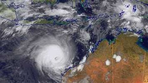 Cyclone Narelle intensifies as fishers pull in boats - ABC News