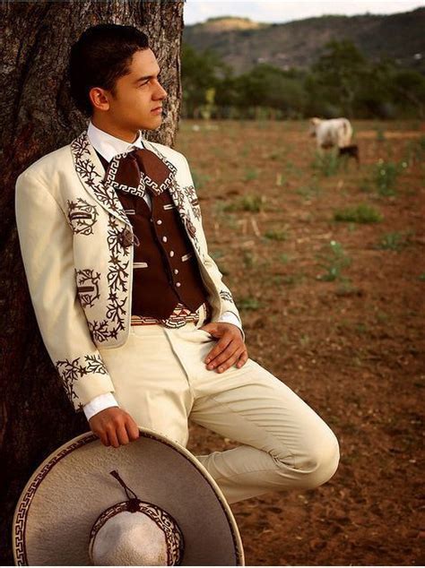 Pin de Tatiana Fabian en Gowns dresses en 2020 | Traje de mariachi, Traje charro de gala, Trajes ...