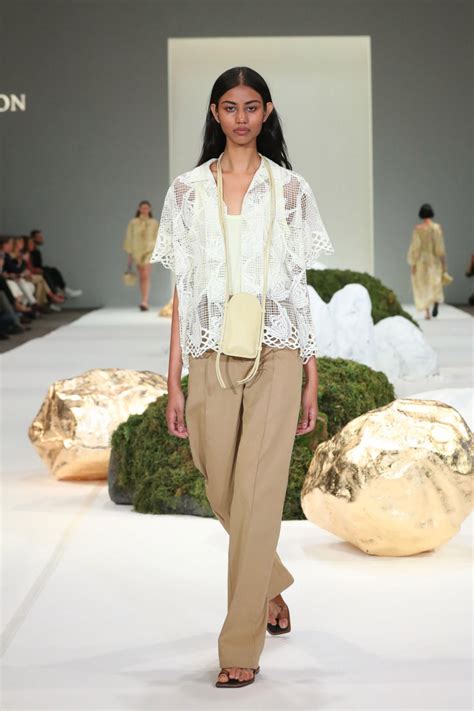 Oroton resort 2022 in 2021 | Oroton, Fashion, Fashion week 2021