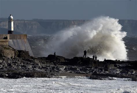 Storm Ophelia 2017 path: Storm sweeps through UK after killing three in Ireland - as it happened ...