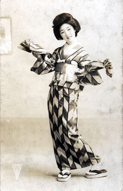 Dancing geisha, c. 1920. | Old Tokyo