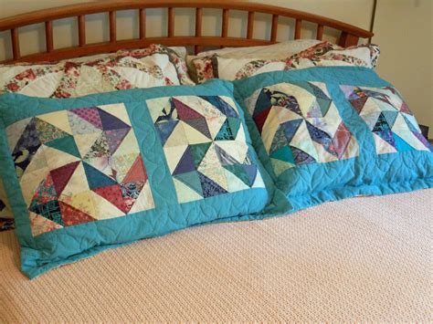 quilted pillow shams Quilted Pillow Shams, Easy Quilts, Quilting Projects, Facebook, Blanket ...