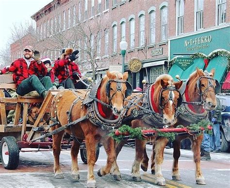 12 Charming Small Towns in The U.S. to Visit for Christmas | Christmas ...