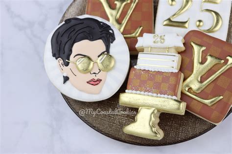 Kris Jenner themed birthday cookies! 🥳 : r/Baking