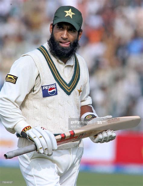 News Photo : Pakistani batsman Mohammad Yousuf walks back to... | Pakistan cricket team, Cricket ...