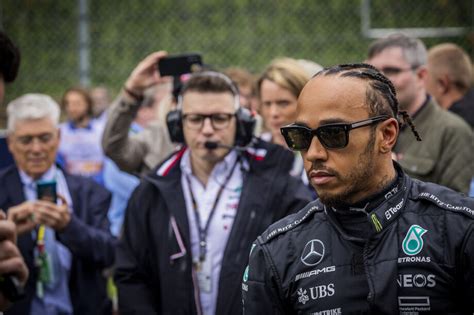 Lewis Hamilton provides an update on his new Mercedes contract - Silver ...