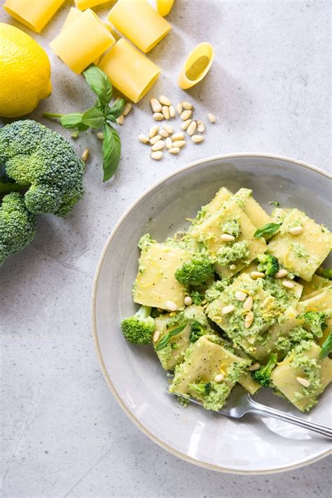 Broccoli Pesto Pasta {Vegan} - The Petite Cook