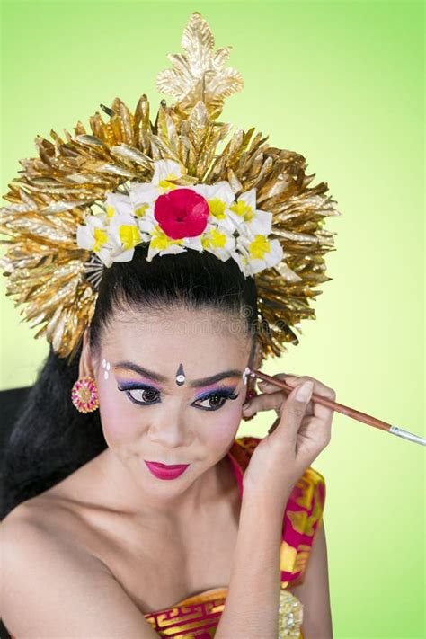 Balinese Dancer Painting Her Face Stock Image - Image of beautiful ...