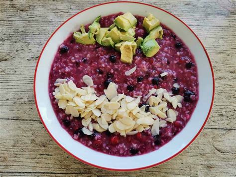 Frozen Berries Oatmeal Recipe (For A Low Sugar Breakfast) | Happy Hearty Home