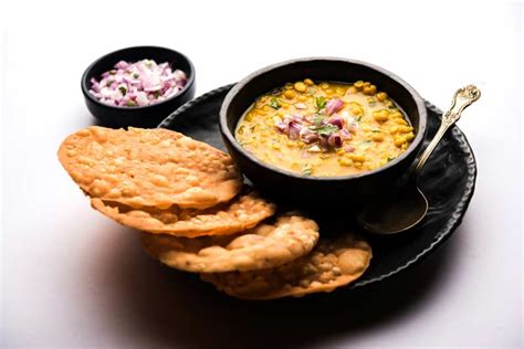 Dal Pakwan: Scrumptious Dal Pakwan from the Sindhi Cuisine