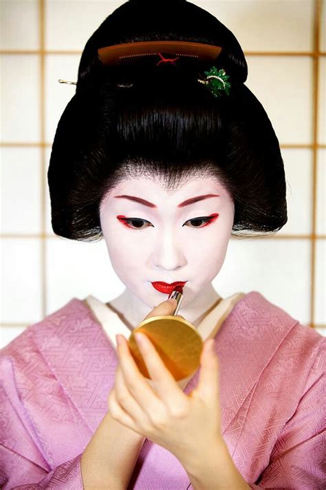 Pin by Debbie Warren-Berry on Geisha | Geisha makeup, Beauty routines ...