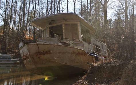 Ghost boat haunts residents of Lake Lanier cove near Cumming - Forsyth News