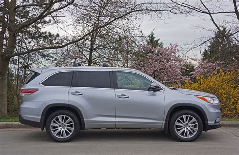 2016 Toyota Highlander XLE AWD Road Test Review | The Car Magazine