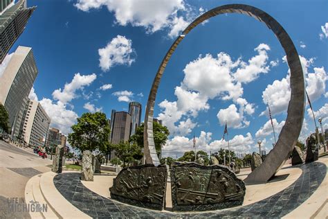 Detroit Riverwalk – Life In Michigan