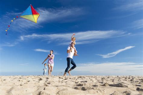 How to Fly Kites with Kids for First-Timers | NewFolks