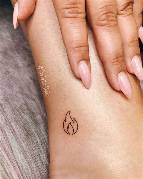 90+ einfache und schöne kleine Tattoos mit Bedeutung für Frauen 2019 em 2020 (com imagens ...