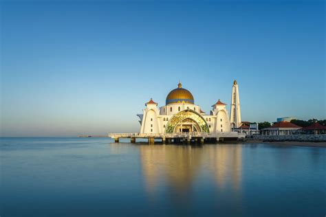 Masjid Selat Malaka yang Terapung di Selat Terpanjang Dunia