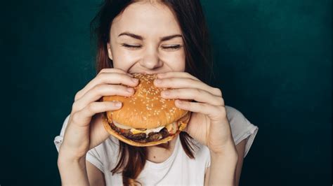 ¿Cuáles son las causas del consumo de comida chatarra?