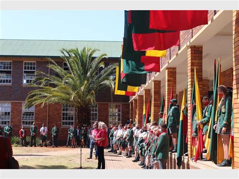 Hoërskool Florida floreer in die skadu van hul 75 jaar oue palmbome ...