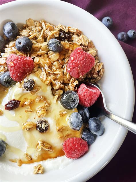 Greek Yogurt and Granola - 5-minute breakfast! - Easy Breakfast Ideas