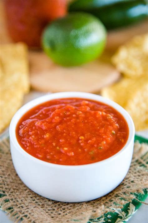 Chili's Salsa Recipe - do you love the restaurant Chili's chips and salsa? It is so easy to make ...