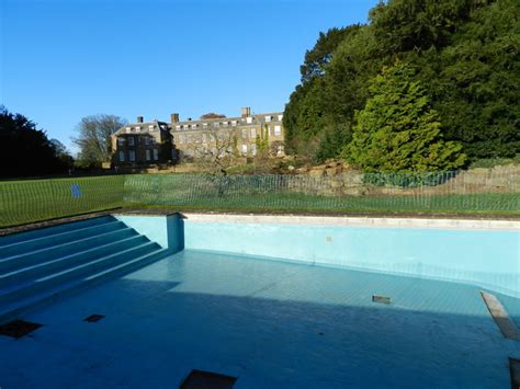 Empty swimming pool, Upton House © Peter Barr cc-by-sa/2.0 :: Geograph Britain and Ireland