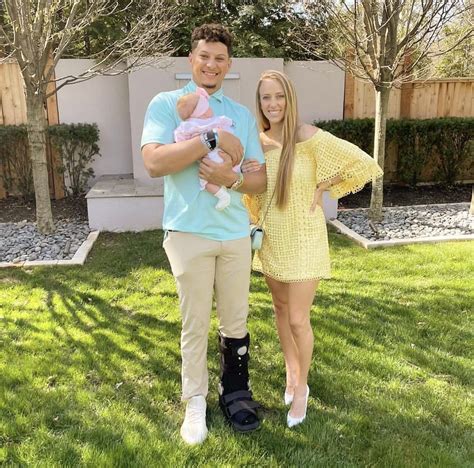 Patrick Mahomes & Fiancée Brittany Matthews Pose For First Family ...