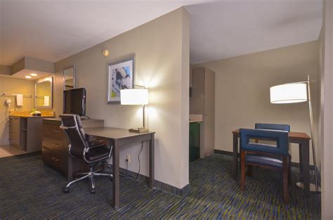 HOLIDAY INN EXPRESS & SUITES FAYETTEVILLE-UNIV OF AR AREA $107 ...