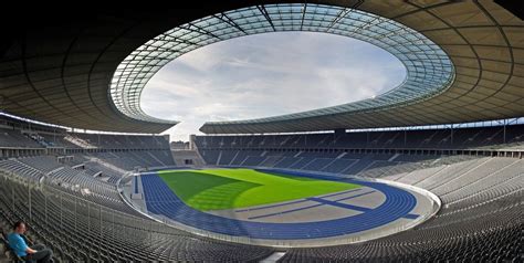 * Olympia Stadion * Inauguração: 1936. Capacidade: 74.475 lugares ...