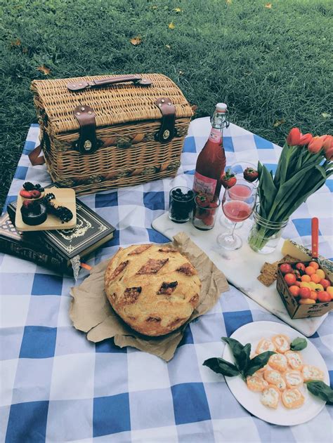 Park picnic | Picnic, Picnic basket, Cute date ideas