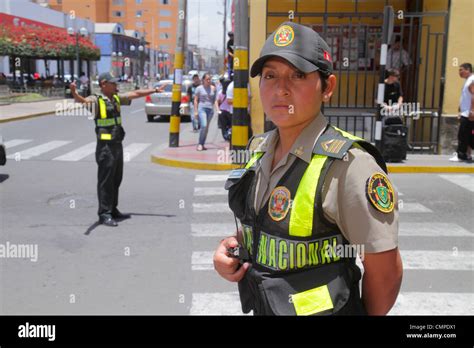 Tacna Perú,Calle San Martín,escena de calle,hombre hispano hombres,mujer mujeres,tráfico,policía ...