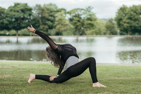 crescent lunge: Anjaneyasana Yoga Pose: Tips, Technique, Correct Form ...