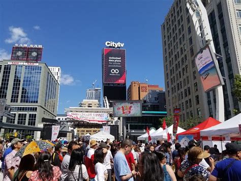 Yonge-Dundas Square (Toronto) - ATUALIZADO 2019 O que saber antes de ir ...