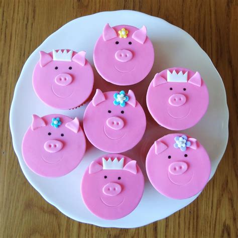 Cute piggies cupcakes Piggy Cupcakes, Piggy Cake, Cupcake Cookies, Birthday Cupcakes, 1st ...