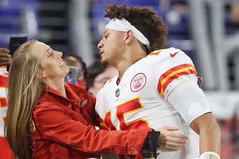 Patrick Mahomes kisses fiancée Brittany Matthews mid-game