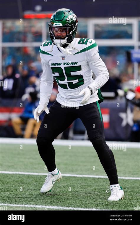 New York Jets running back Ty Johnson (25) warms up before an NFL ...