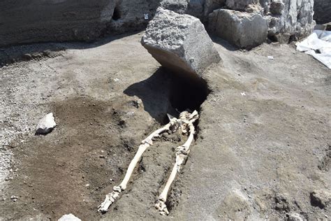 Hallado un nuevo esqueleto en Pompeya: murió aplastado por un bloque de ...