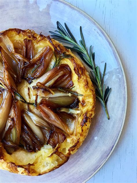 Shallot Tarte Tatin | Caramelized shallots, Savoury baking, Tasty vegetarian recipes