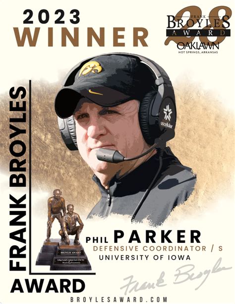 College Football: Iowa Hawkeyes' Phil Parker wins Frank Broyles Award ...