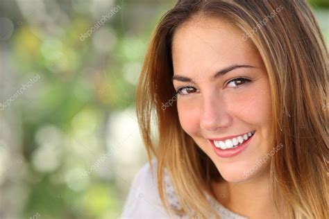 Beautiful woman with a whiten perfect smile — Stock Photo © AntonioGuillemF #31857781