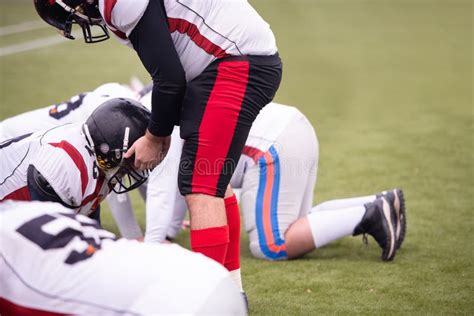 Professional American Football Players Training Stock Image - Image of championship, grass ...